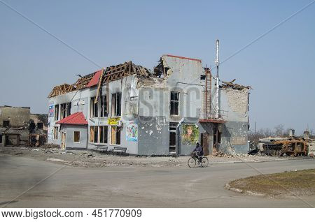 Ukraine, Volnovakha - March 25, 2022: The City Of Volnovakha After The Fighting. Destruction Of Civi