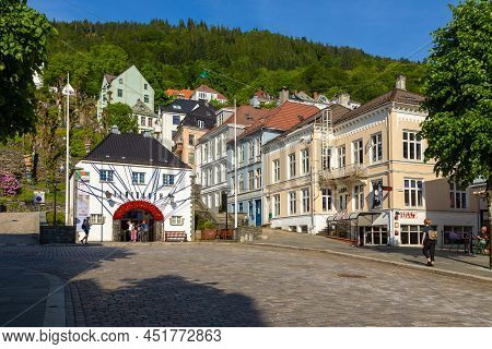 Bergen, Norway - 27 May 2018: Entrance To The Floibanen Cable Car. A White Building On A Green Hill 