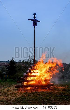 Große Walpurgisnacht Feuer mit Hexe auf Stapel