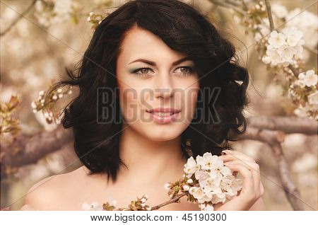 Jovem na Primavera em um jardim