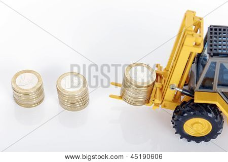 Pièces de monnaie et chariot élévateur