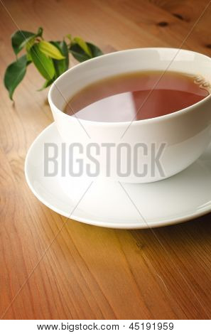 Tazza di tè su fondo in legno