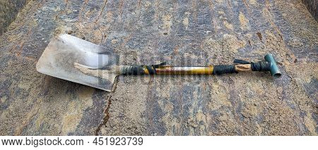 THIS shovel IS USED TO LIFT THE SAND OR LOWER THE SAND ON THE PICK UP CAR