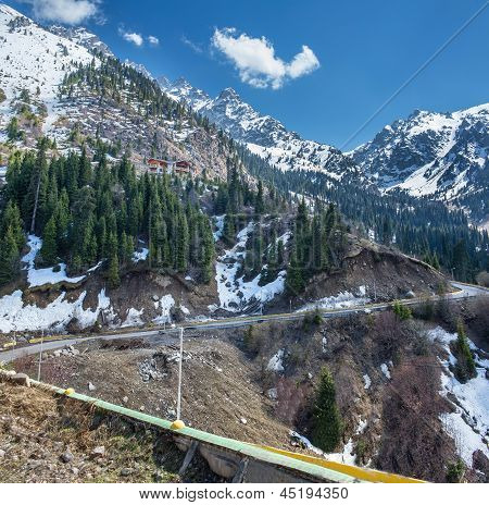 Panorama della natura: Abete e verdi montagne, neve e cielo blu In Chimbulak Almaty, Kazakistan