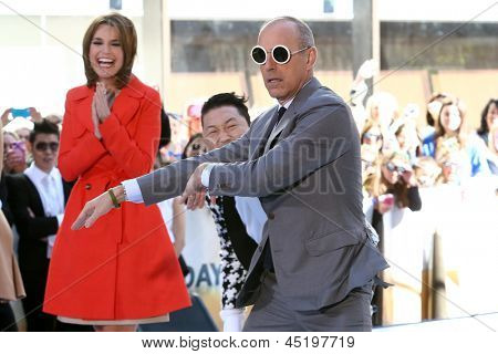 NEW YORK květen 3: Korejský rapper Psy na scéně mezi Savannah Guthrie a Matt Lauer na Today Show