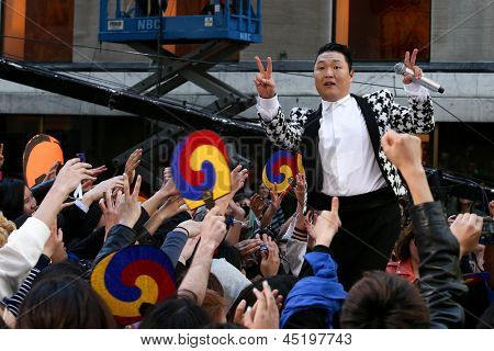 NEW YORK-maj 3: Koreanske rapper Psy udfører på den idag røbe på Rockefeller Plaza på 3 maj 2013 i 