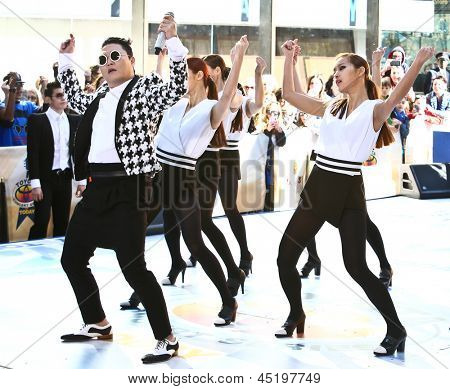 Нью Йорк-3 мая: Корейского рэпера ПСИ выполняет на Today Show в Рокфеллер Плаза на 3 мая 2013 г. в 