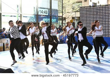 NEW YORK-maj 3: Koreanske rapper Psy udfører på den idag røbe på Rockefeller Plaza på 3 maj 2013 i 