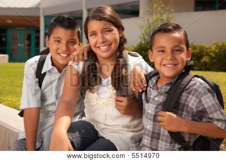 Mignons frères et sœur prêt pour l'école