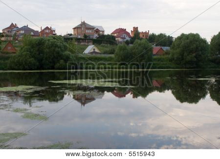 Casas de particulares en la orilla del río Pojara