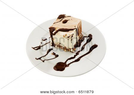 cremet dessert på hvid plade
