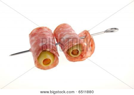 fyldte oliven indpakket i salami