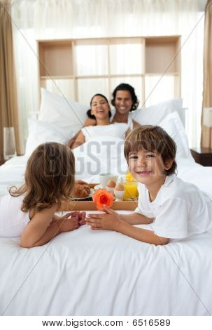 Enfants heureux, ce qui porte un petit déjeuner à leurs Parents