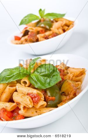 zwei Schüsseln von Mittelmeer pasta