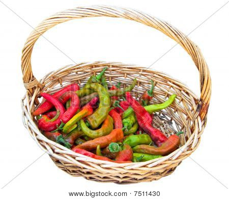Chili peber i vimini kurv.