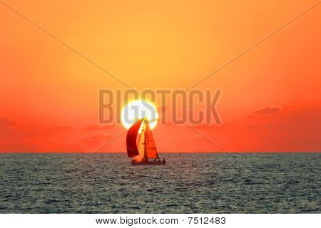 Yacht på orange sunset bakgrund