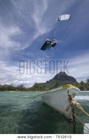 Salto di kiter sopra una barca