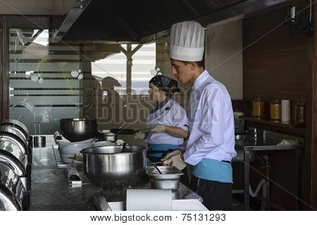 ISTANBUL TURKEY SEPT 28 2014 Chef in restaurant kitchen doing flambe on food