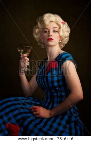 Retro blond kobieta z Martini