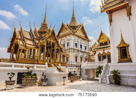 Phra Thinang Dusit Maha Prasat Temples