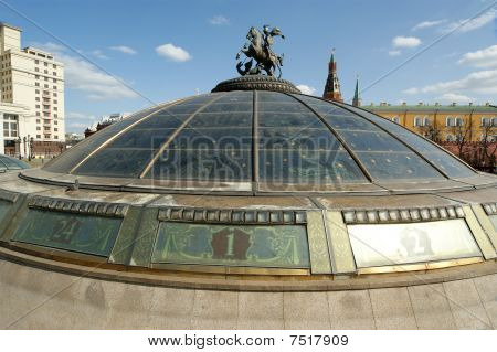 Manege Square (rosyjski: Ploshchad Maneżowy), Moskwa, Federacja Rosyjska. Pomnik na przeszkloną kopułę Saint G