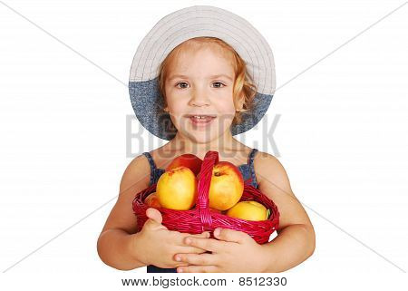 petite fille tenant le panier avec des Pêches