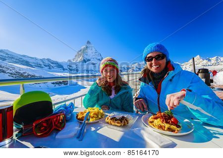 Winter, ski - skiers enjoying break for lunch