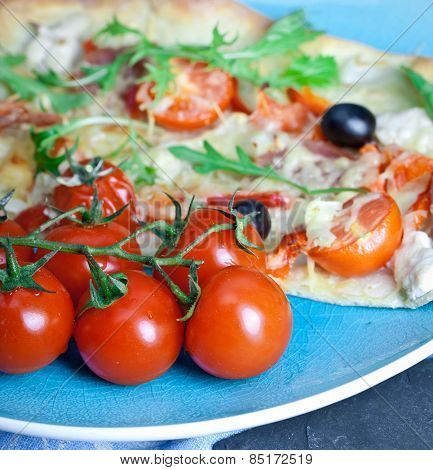 Pizza with chiken and tomatoes