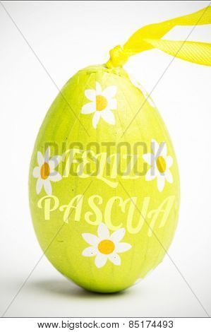 feliz pasqua against green wrapped easter egg
