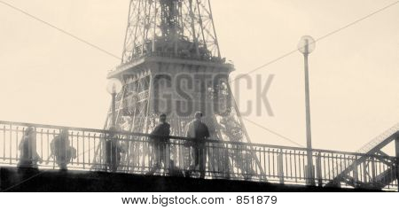 voetgangersbrug. Eiffeltoren Parijs Frankrijk