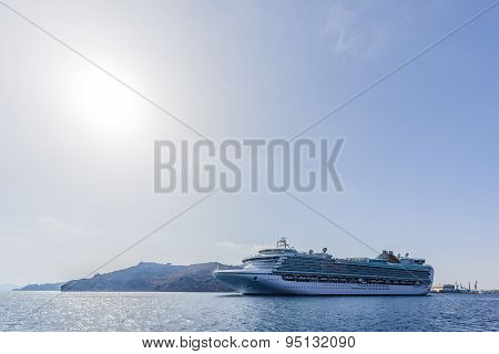 Big cruise liner goes from port