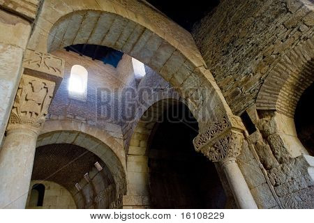 interiér kostela, San Pedro de la Nave, El Campillo, Zamora provincie, Kastilie a León, Španělsko
