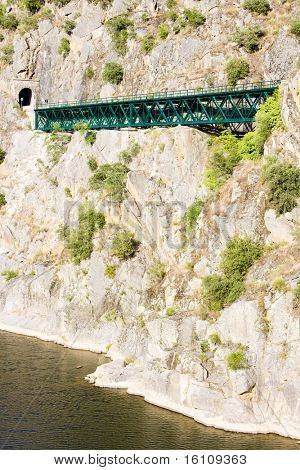 železniční viadukt poblíž Tua, údolí Douro, Portugalsko