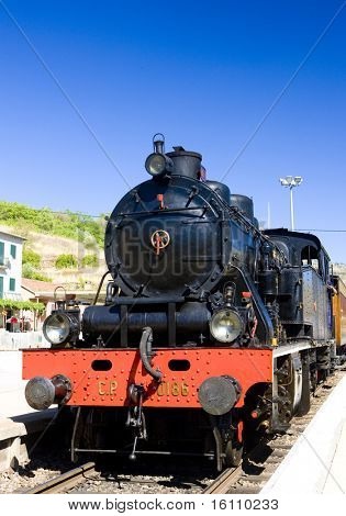 parní lokomotiva na nádraží v Tua, údolí Douro, Portugalsko