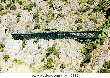 motor trenér na železniční viadukt poblíž Tua, údolí Douro, Portugalsko