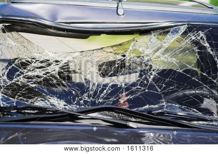 Kırık araba cam
