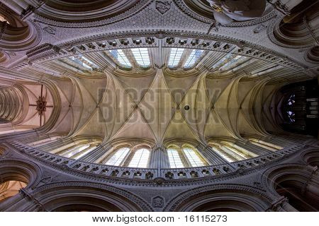 Interiér katedrály Notre Dame, Bayeux, Normandie, Francie