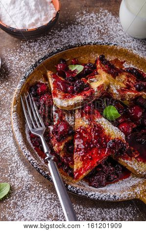 French Toats With Berries