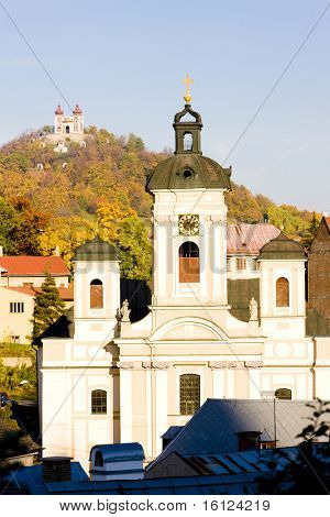 Chiesa di Santa Maria e il Calvario a sfondo, Banska Stiavnica, Slovacchia