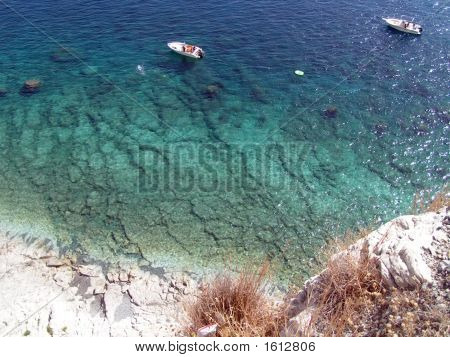 Plage rocheuse et bateau de pêche