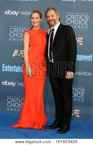 LOS ANGELES - DEC 11:  Leslie Mann, Judd Apatow at the 22nd Annual Critics' Choice Awards at Barker Hanger on December 11, 2016 in Santa Monica, CA