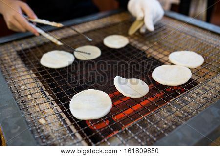 Grilled rice cracker