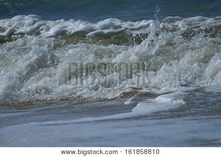 The beauty of the waves impresses, surprises and makes admire itself