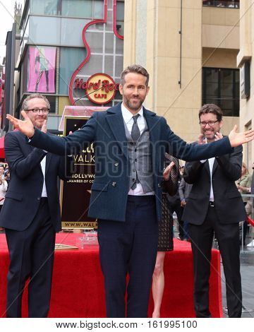 LOS ANGELES - DEC 15:  Ryan Reynolds at the Ryan Reynolds Hollywood Walk of Fame at tbe Hollywood & Highland on December 15, 2016 in Los Angeles, CA