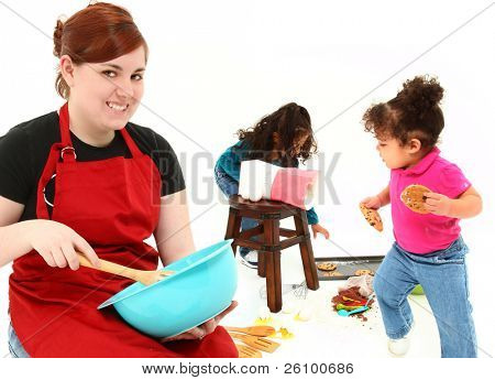 Yndig scene med baby sitter bage cookies med børn over hvid baggrund.