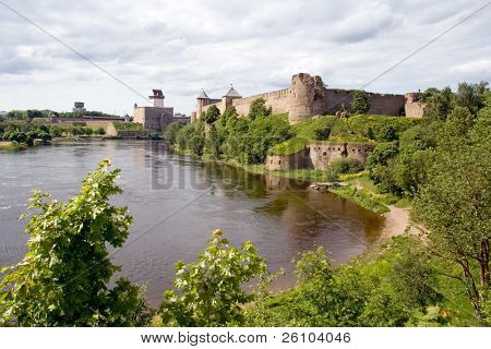 La fortezza ricostruita di Narva (a sinistra) che domina la fortezza russa di Ivangorod (a 