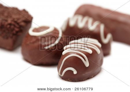 Closeup colpo di un delizioso cioccolato caramelle. Isolated on white.