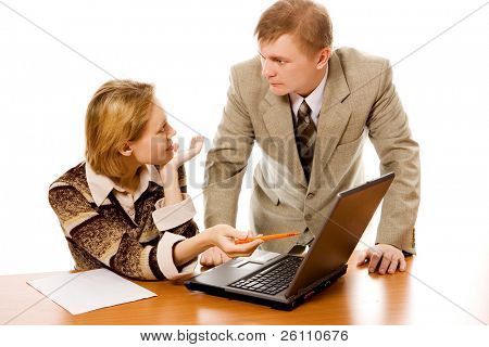 Laptop sobre fundo branco e mulher e homem de negócios de equipe