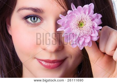 крупным планом портрет девушки с Сиреневый цветок хризантемы