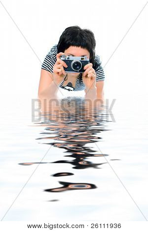 piękna dziewczyna fotograf w kamizelce marynarza z aparatu fotograficznego na białym tle